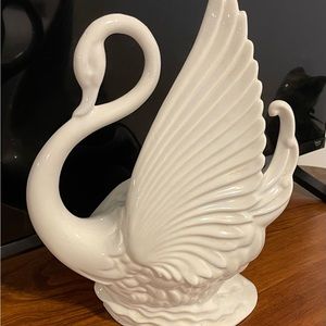 Maddux of California White Swan Ceramic TV Lamp/planter #828